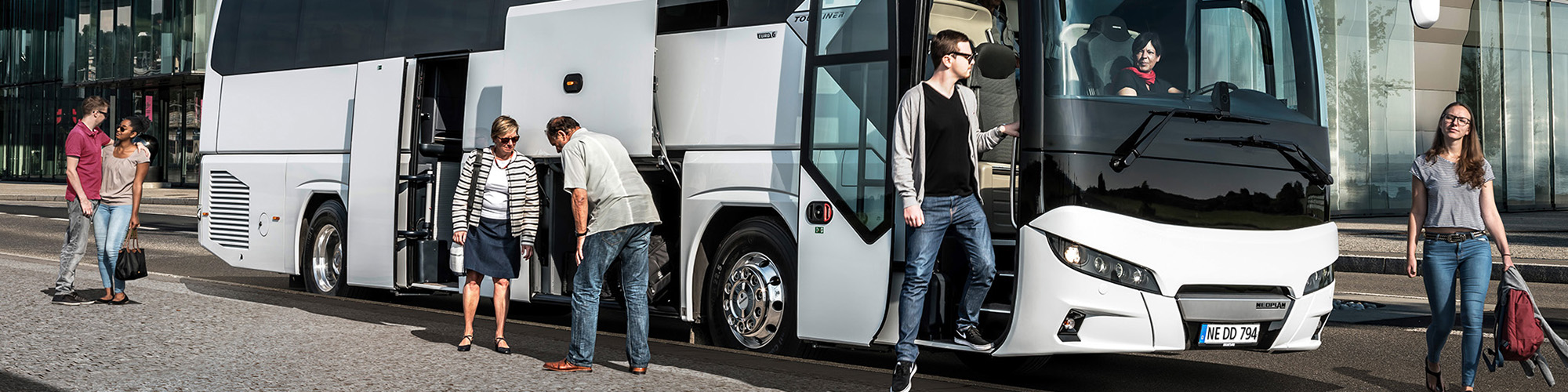 In visual terms the new NEOPLAN Tourliner is clearly a member of the NEOPLAN family.
DE:
Der neue NEOPLAN Tourliner reiht sich optisch klar  in die NEOPLAN-Familie ein.
UK:
In visual terms the new NEOPLAN Tourliner is clearly a member of the NEOPLAN family.